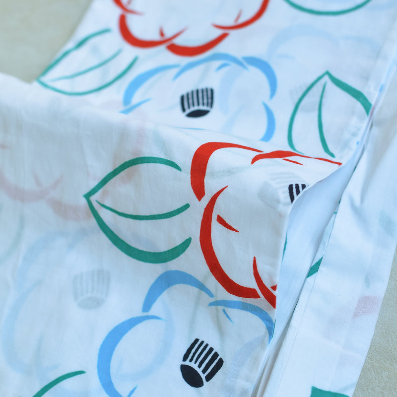 【utatane×注染工房 kids 日本製小幅生地使用 子供浴衣4点セット（ゆかた・帯2枚・下駄） 白地に赤とブルーの椿 】女の子 特選注染 本染め にじみ 手染め 手縫い併用国内縫製（6511020902）