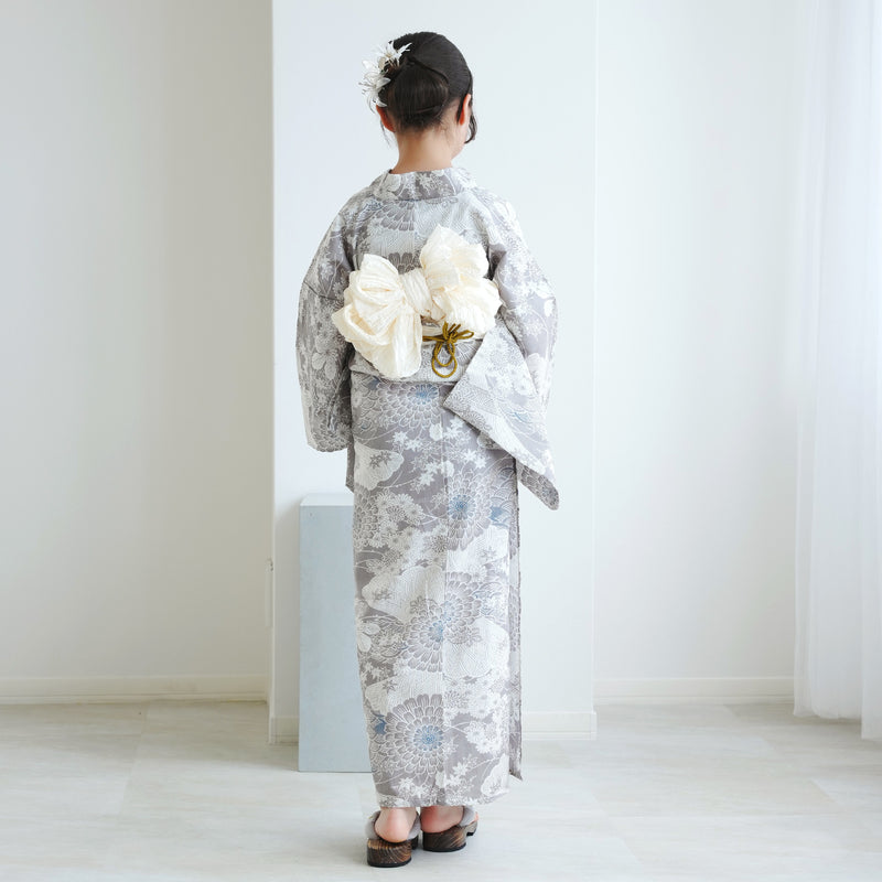 【ひよこ商店  高級変わり織 浴衣3点セット（ゆかた・帯・下駄） 銀灰色に菊爛漫】ジュニア・低身長コーデ 女の子 140-150cm 国産生地 国内染色（6538265701）