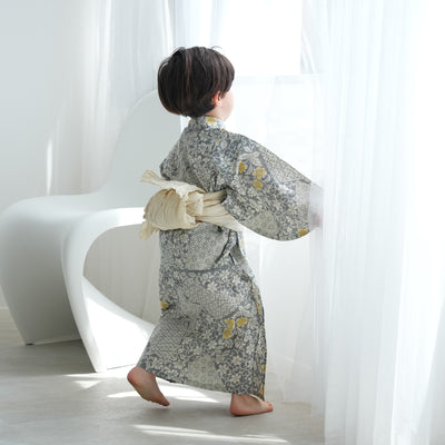 【utatane×注染工房 kids 日本製小幅生地使用 子供浴衣3点セット（ゆかた・帯・下駄） 男の子 グレーに黄色の裂取 】 国産 （6562190201）