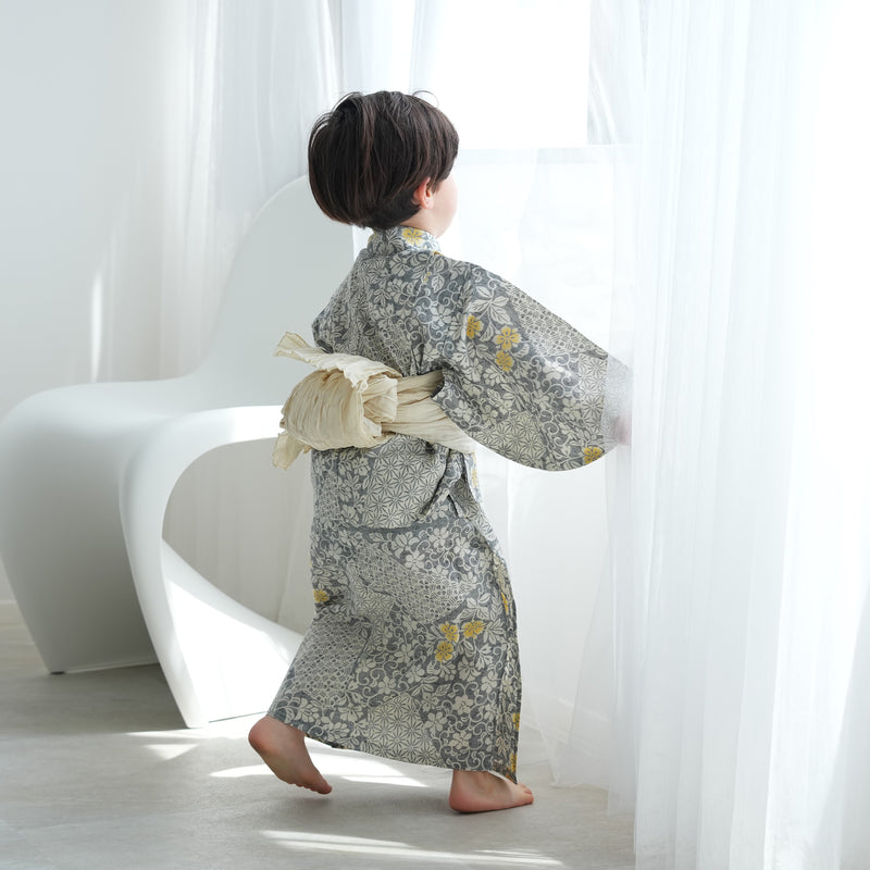 【utatane×注染工房 kids 日本製小幅生地使用 子供浴衣3点セット（ゆかた・帯・下駄） 男の子 グレーに黄色の裂取 】 国産 （6562190201）