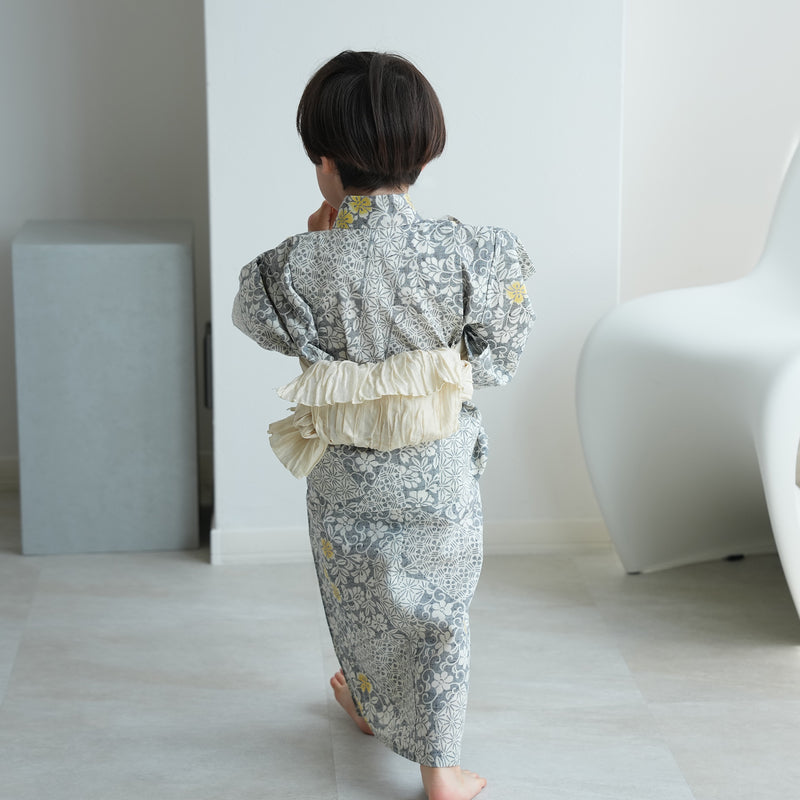 【utatane×注染工房 kids 日本製小幅生地使用 子供浴衣3点セット（ゆかた・帯・下駄） 男の子 グレーに黄色の裂取 】 国産 （6562190201）