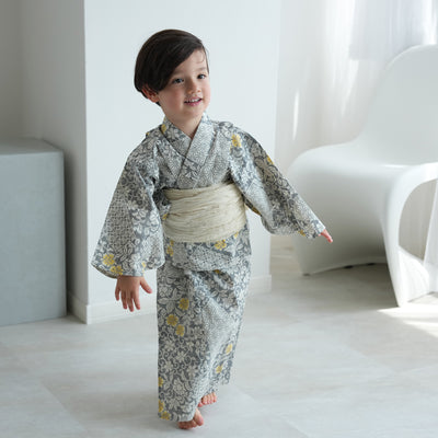 【utatane×注染工房 kids 日本製小幅生地使用 子供浴衣3点セット（ゆかた・帯・下駄） 男の子 グレーに黄色の裂取 】 国産 （6562190201）