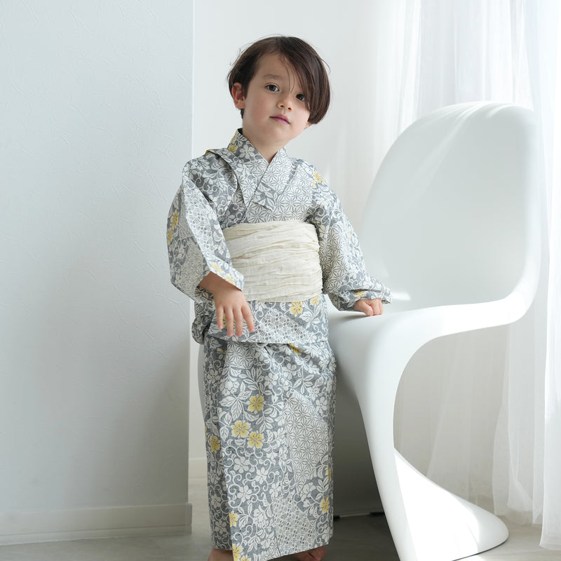 【utatane×注染工房 kids 日本製小幅生地使用 子供浴衣3点セット（ゆかた・帯・下駄） 男の子 グレーに黄色の裂取 】 国産 （6562190201）