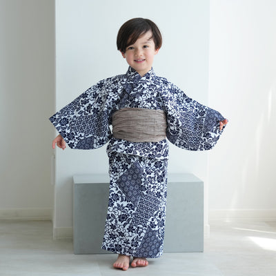 【utatane×注染工房 kids 日本製小幅生地使用 子供浴衣3点セット（ゆかた・帯・下駄） 男の子  紺の裂取 】 国産 （6562190301）