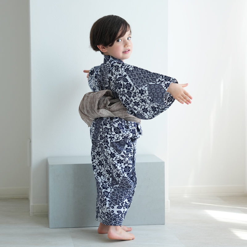 【utatane×注染工房 kids 日本製小幅生地使用 子供浴衣3点セット（ゆかた・帯・下駄） 男の子  紺の裂取 】 国産 （6562190301）