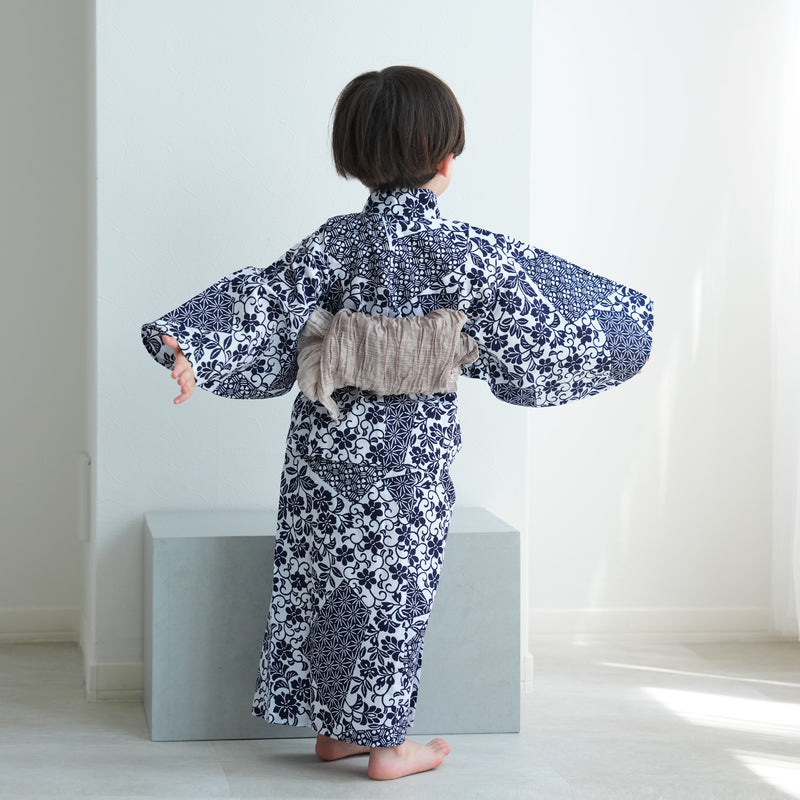 【utatane×注染工房 kids 日本製小幅生地使用 子供浴衣3点セット（ゆかた・帯・下駄） 男の子  紺の裂取 】 国産 （6562190301）