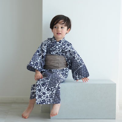 【utatane×注染工房 kids 日本製小幅生地使用 子供浴衣3点セット（ゆかた・帯・下駄） 男の子  紺の裂取 】 国産 （6562190301）