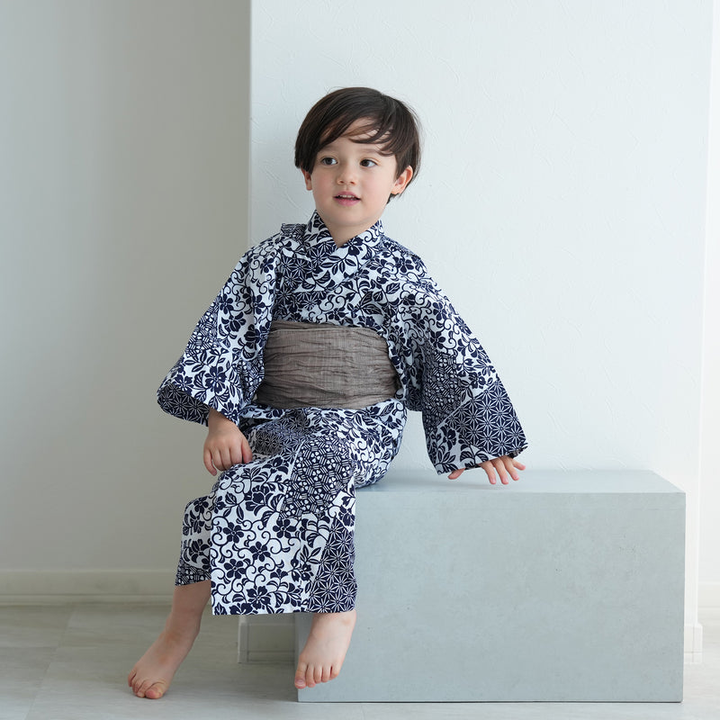 【utatane×注染工房 kids 日本製小幅生地使用 子供浴衣3点セット（ゆかた・帯・下駄） 男の子  紺の裂取 】 国産 （6562190301）