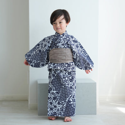 【utatane×注染工房 kids 日本製小幅生地使用 子供浴衣3点セット（ゆかた・帯・下駄） 男の子  紺の裂取 】 国産 （6562190301）