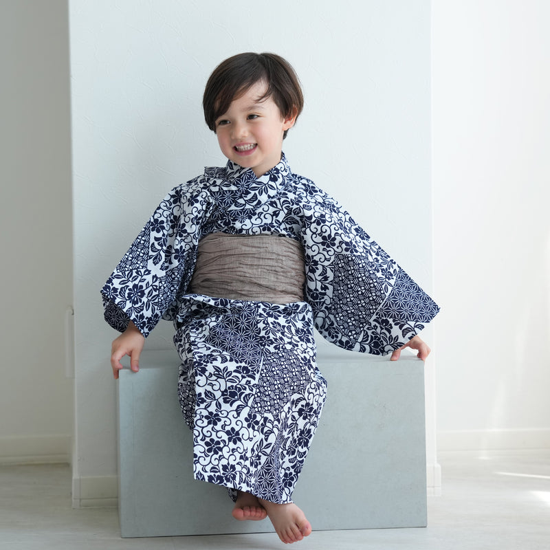 【utatane×注染工房 kids 日本製小幅生地使用 子供浴衣3点セット（ゆかた・帯・下駄） 男の子  紺の裂取 】 国産 （6562190301）