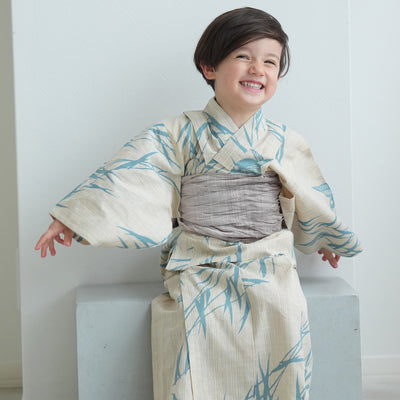【utatane×注染工房 kids 日本製小幅生地使用 子供浴衣3点セット（ゆかた・帯・下駄） 男の子  先染めベージュにミントつばめ 】 国産 （6562190401）