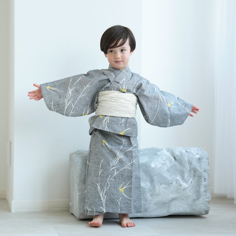 【utatane×注染工房 kids 日本製小幅生地使用 子供浴衣3点セット（ゆかた・帯・下駄） 男の子  グレーにつばめ 】 国産 （6562190501）