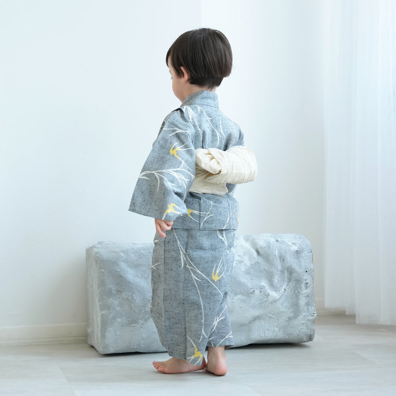 【utatane×注染工房 kids 日本製小幅生地使用 子供浴衣3点セット（ゆかた・帯・下駄） 男の子  グレーにつばめ 】 国産 （6562190501）