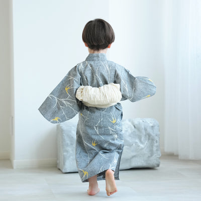 【utatane×注染工房 kids 日本製小幅生地使用 子供浴衣3点セット（ゆかた・帯・下駄） 男の子  グレーにつばめ 】 国産 （6562190501）