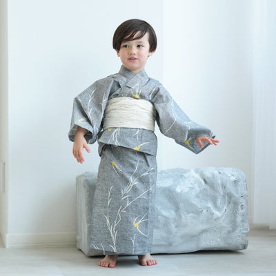【utatane×注染工房 kids 日本製小幅生地使用 子供浴衣3点セット（ゆかた・帯・下駄） 男の子  グレーにつばめ 】 国産 （6562190501）