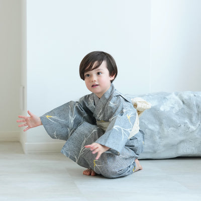 【utatane×注染工房 kids 日本製小幅生地使用 子供浴衣3点セット（ゆかた・帯・下駄） 男の子  グレーにつばめ 】 国産 （6562190501）