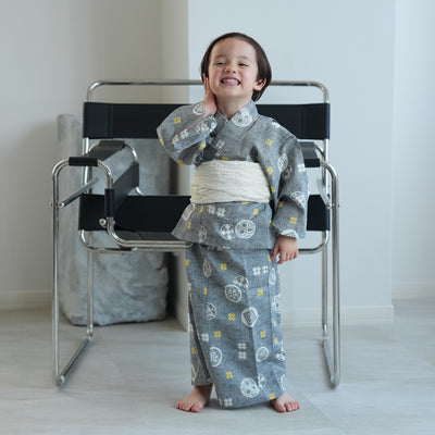 【utatane×注染工房 kids 日本製小幅生地使用 子供浴衣3点セット（ゆかた・帯・下駄） 男の子  グレーに井桁】 国産 （6562191001）
