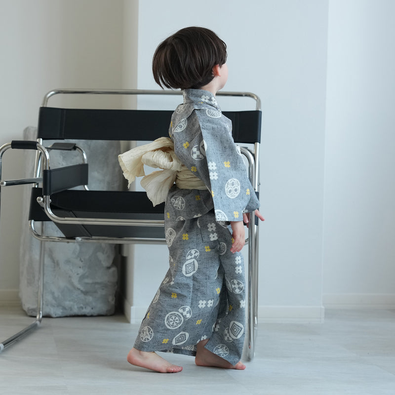 【utatane×注染工房 kids 日本製小幅生地使用 子供浴衣3点セット（ゆかた・帯・下駄） 男の子  グレーに井桁】 国産 （6562191001）