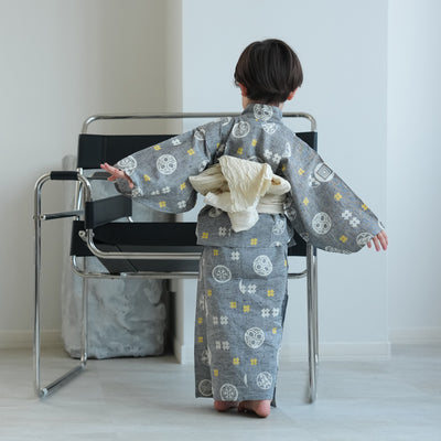 【utatane×注染工房 kids 日本製小幅生地使用 子供浴衣3点セット（ゆかた・帯・下駄） 男の子  グレーに井桁】 国産 （6562191001）