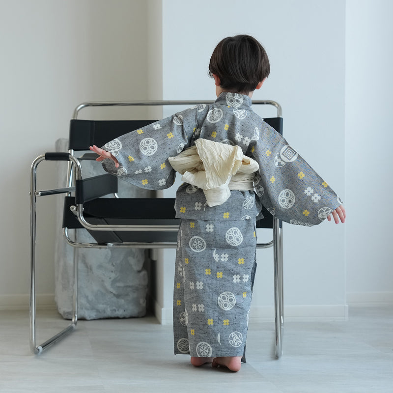 【utatane×注染工房 kids 日本製小幅生地使用 子供浴衣3点セット（ゆかた・帯・下駄） 男の子  グレーに井桁】 国産 （6562191001）