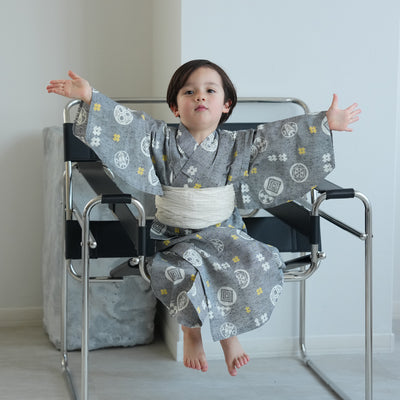 【utatane×注染工房 kids 日本製小幅生地使用 子供浴衣3点セット（ゆかた・帯・下駄） 男の子  グレーに井桁】 国産 （6562191001）