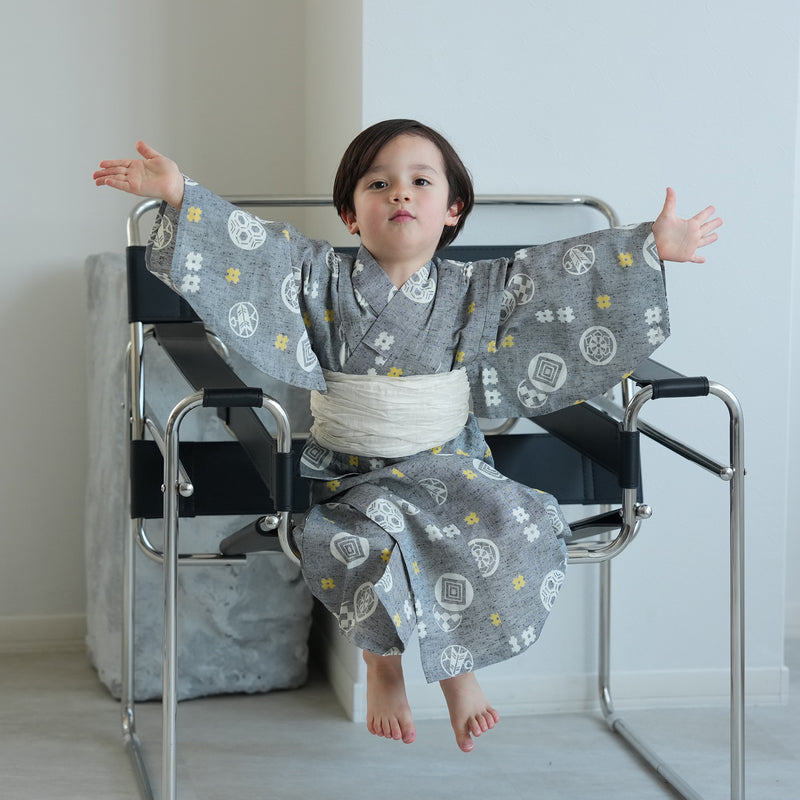 【utatane×注染工房 kids 日本製小幅生地使用 子供浴衣3点セット（ゆかた・帯・下駄） 男の子  グレーに井桁】 国産 （6562191001）