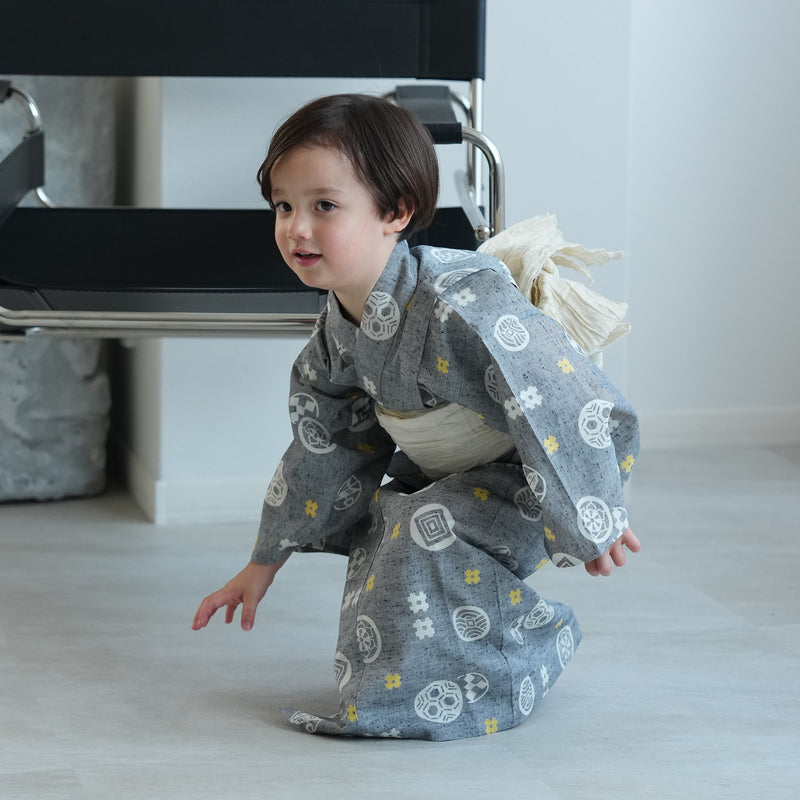 【utatane×注染工房 kids 日本製小幅生地使用 子供浴衣3点セット（ゆかた・帯・下駄） 男の子  グレーに井桁】 国産 （6562191001）
