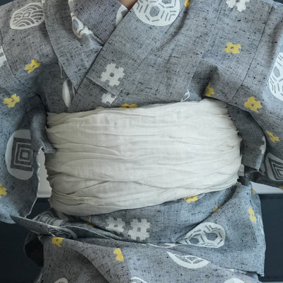 【utatane×注染工房 kids 日本製小幅生地使用 子供浴衣3点セット（ゆかた・帯・下駄） 男の子  グレーに井桁】 国産 （6562191001）