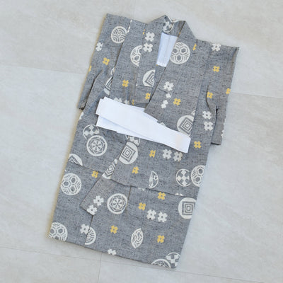 【utatane×注染工房 kids 日本製小幅生地使用 子供浴衣3点セット（ゆかた・帯・下駄） 男の子  グレーに井桁】 国産 （6562191001）