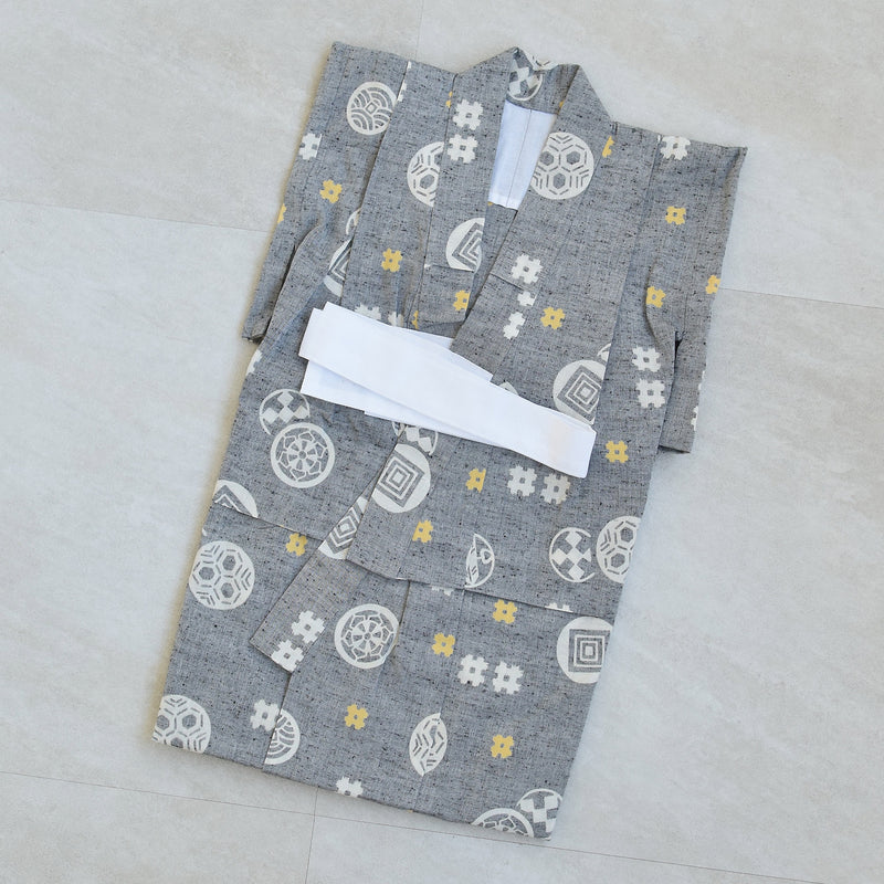 【utatane×注染工房 kids 日本製小幅生地使用 子供浴衣3点セット（ゆかた・帯・下駄） 男の子  グレーに井桁】 国産 （6562191001）