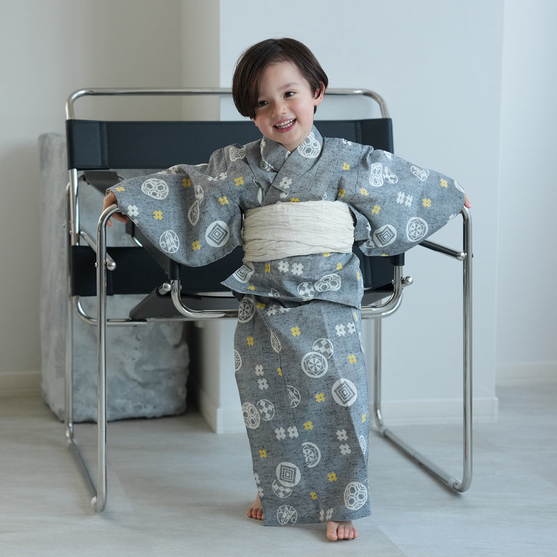 【utatane×注染工房 kids 日本製小幅生地使用 子供浴衣3点セット（ゆかた・帯・下駄） 男の子  グレーに井桁】 国産 （6562191001）