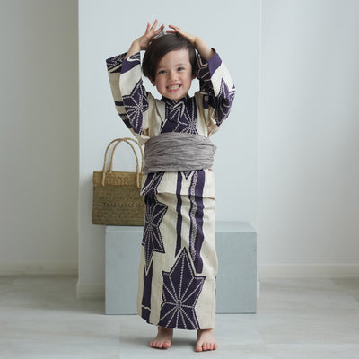 【utatane×注染工房 kids 日本製小幅生地使用 子供浴衣3点セット（ゆかた・帯・下駄） 男の子  先染めベージュに紫麻の葉】 国産 （6562191201）