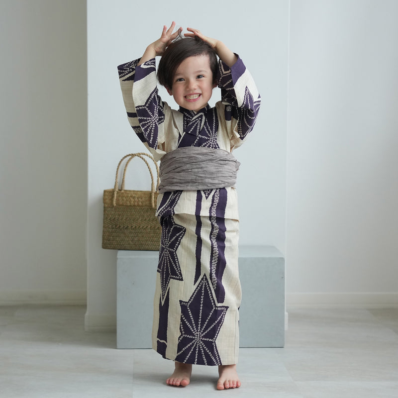 【utatane×注染工房 kids 日本製小幅生地使用 子供浴衣3点セット（ゆかた・帯・下駄） 男の子  先染めベージュに紫麻の葉】 国産 （6562191201）