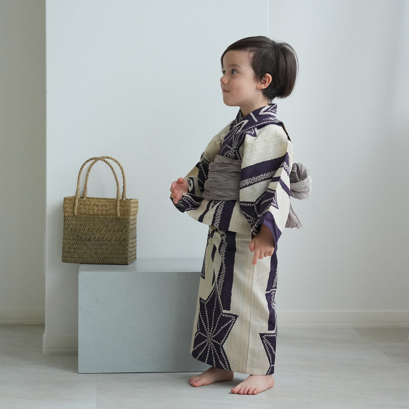 【utatane×注染工房 kids 日本製小幅生地使用 子供浴衣3点セット（ゆかた・帯・下駄） 男の子  先染めベージュに紫麻の葉】 国産 （6562191201）