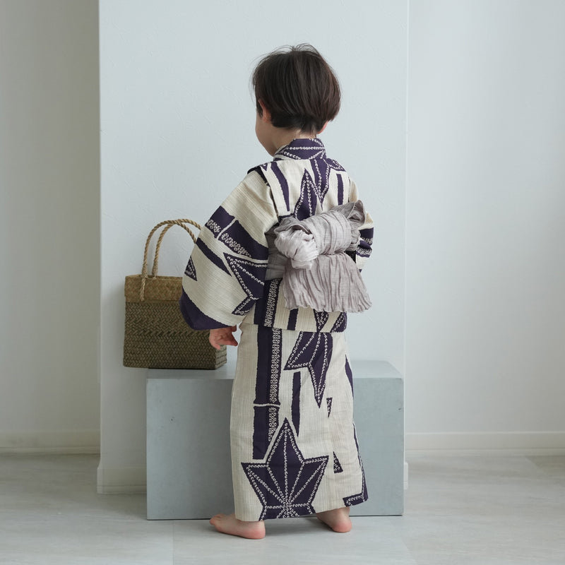 【utatane×注染工房 kids 日本製小幅生地使用 子供浴衣3点セット（ゆかた・帯・下駄） 男の子  先染めベージュに紫麻の葉】 国産 （6562191201）