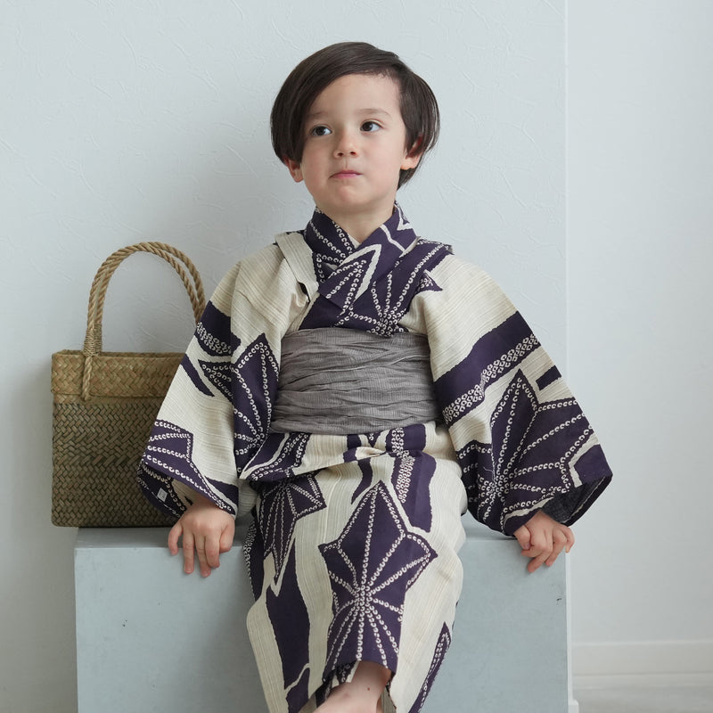 【utatane×注染工房 kids 日本製小幅生地使用 子供浴衣3点セット（ゆかた・帯・下駄） 男の子  先染めベージュに紫麻の葉】 国産 （6562191201）