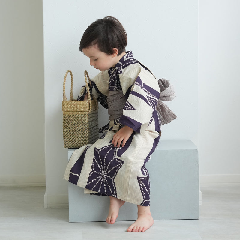 【utatane×注染工房 kids 日本製小幅生地使用 子供浴衣3点セット（ゆかた・帯・下駄） 男の子  先染めベージュに紫麻の葉】 国産 （6562191201）