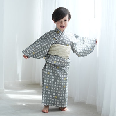 【utatane×注染工房 kids 日本製小幅生地使用 子供浴衣3点セット（ゆかた・帯・下駄） 男の子  グレーに井桁と蟹】 国産 （6562191301）