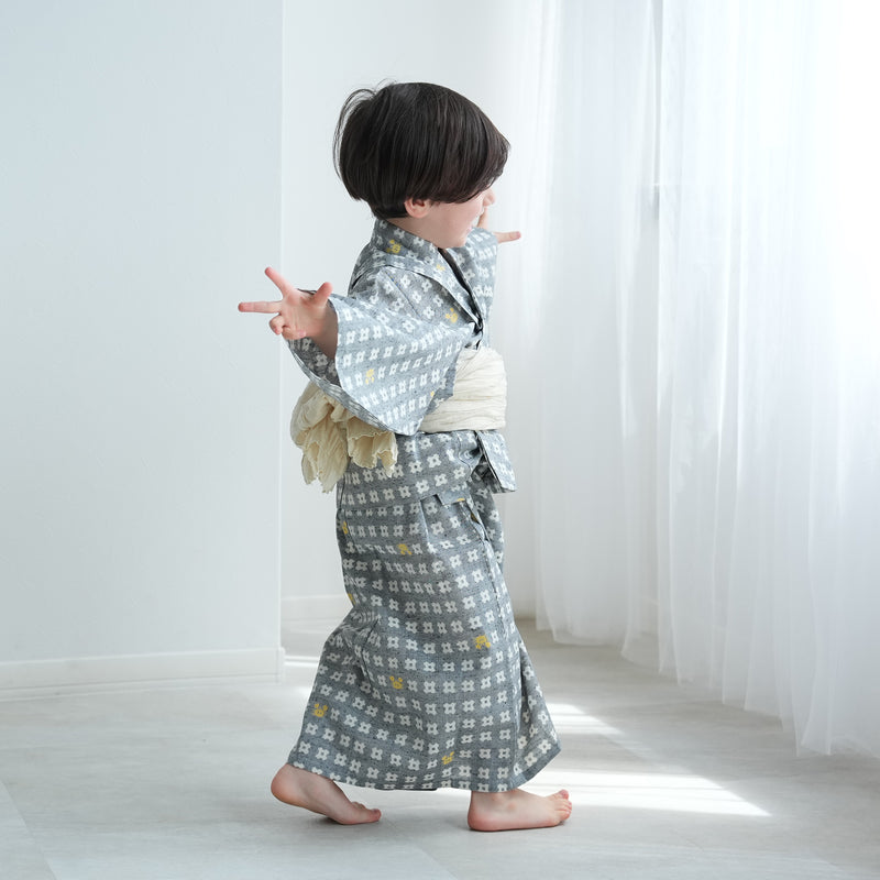 【utatane×注染工房 kids 日本製小幅生地使用 子供浴衣3点セット（ゆかた・帯・下駄） 男の子  グレーに井桁と蟹】 国産 （6562191301）