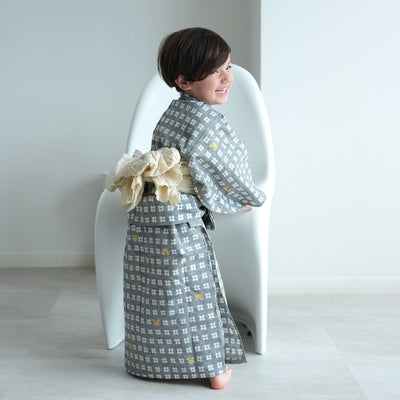 【utatane×注染工房 kids 日本製小幅生地使用 子供浴衣3点セット（ゆかた・帯・下駄） 男の子  グレーに井桁と蟹】 国産 （6562191301）