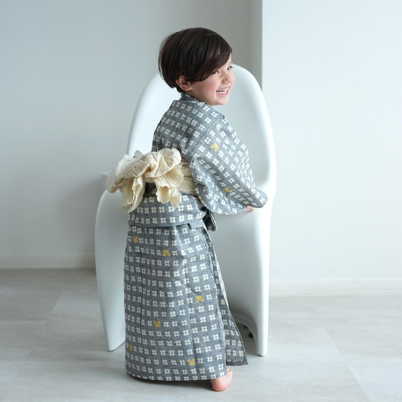 【utatane×注染工房 kids 日本製小幅生地使用 子供浴衣3点セット（ゆかた・帯・下駄） 男の子  グレーに井桁と蟹】 国産 （6562191301）
