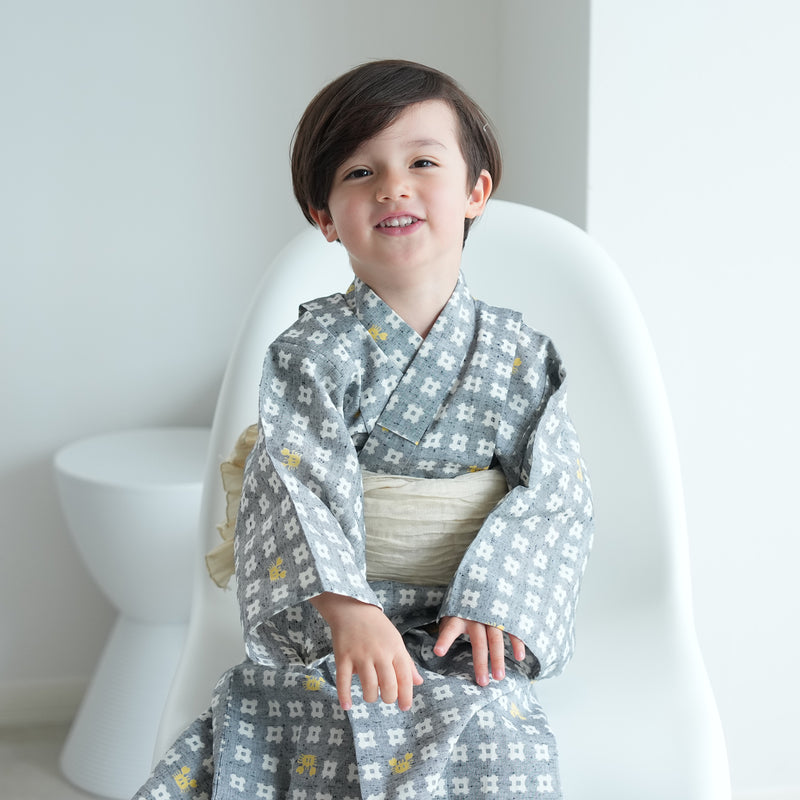 【utatane×注染工房 kids 日本製小幅生地使用 子供浴衣3点セット（ゆかた・帯・下駄） 男の子  グレーに井桁と蟹】 国産 （6562191301）