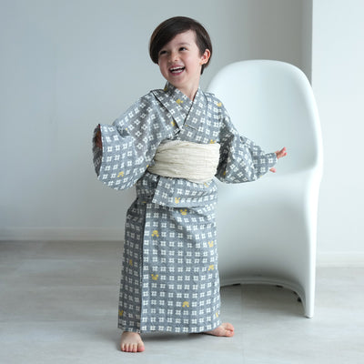【utatane×注染工房 kids 日本製小幅生地使用 子供浴衣3点セット（ゆかた・帯・下駄） 男の子  グレーに井桁と蟹】 国産 （6562191301）