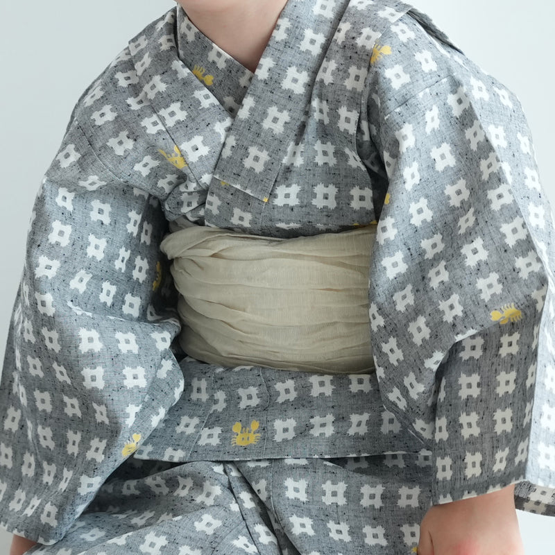 【utatane×注染工房 kids 日本製小幅生地使用 子供浴衣3点セット（ゆかた・帯・下駄） 男の子  グレーに井桁と蟹】 国産 （6562191301）