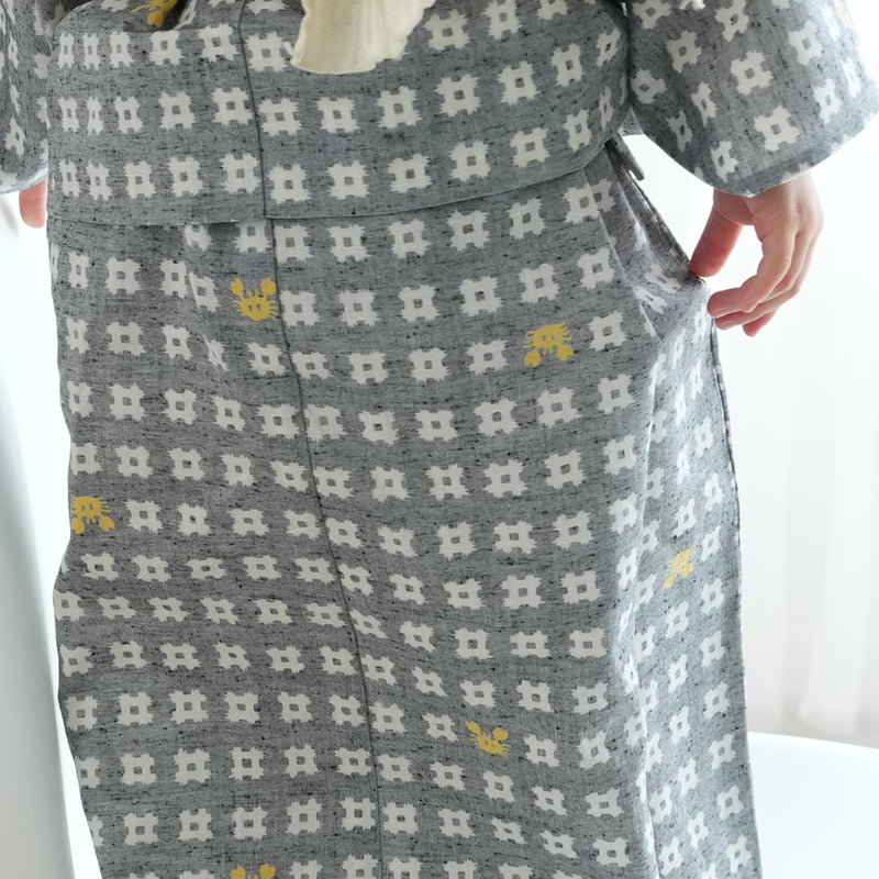 【utatane×注染工房 kids 日本製小幅生地使用 子供浴衣3点セット（ゆかた・帯・下駄） 男の子  グレーに井桁と蟹】 国産 （6562191301）