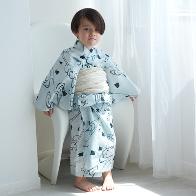 【utatane kids 高級変わり織 子供浴衣3点セット（ゆかた・帯・下駄）男の子　淡い水色ぼかしに碧色の千鳥】 キッズ浴衣 国産生地 国内染色 （6562268601）