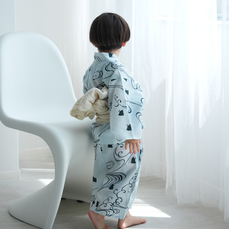 【utatane kids 高級変わり織 子供浴衣3点セット（ゆかた・帯・下駄）男の子　淡い水色ぼかしに碧色の千鳥】 キッズ浴衣 国産生地 国内染色 （6562268601）