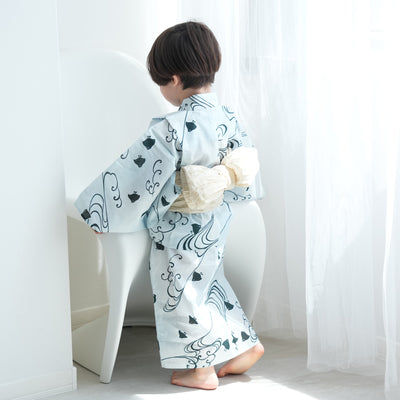 【utatane kids 高級変わり織 子供浴衣3点セット（ゆかた・帯・下駄）男の子　淡い水色ぼかしに碧色の千鳥】 キッズ浴衣 国産生地 国内染色 （6562268601）