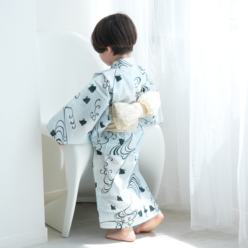 【utatane kids 高級変わり織 子供浴衣3点セット（ゆかた・帯・下駄）男の子　淡い水色ぼかしに碧色の千鳥】 キッズ浴衣 国産生地 国内染色 （6562268601）