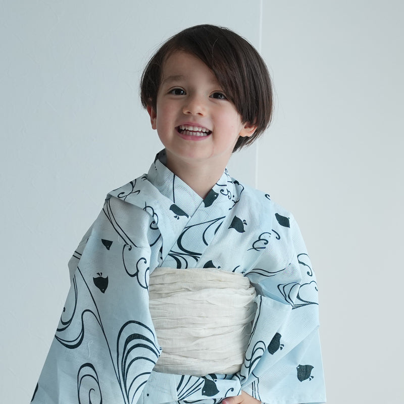 【utatane kids 高級変わり織 子供浴衣3点セット（ゆかた・帯・下駄）男の子　淡い水色ぼかしに碧色の千鳥】 キッズ浴衣 国産生地 国内染色 （6562268601）